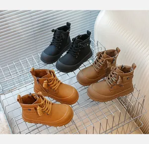Détails de bottes enfants en noir, kaki et jaune avec fermeture éclair et semelle gomme