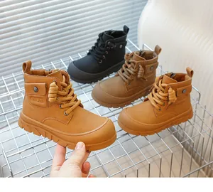 Détail de bottes pour enfants avec fermeture éclair, mini poche et semelles en caoutchouc