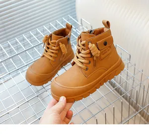 Détails de bottines jaunes pour enfants avec poche décorative et semelle en caoutchouc épais