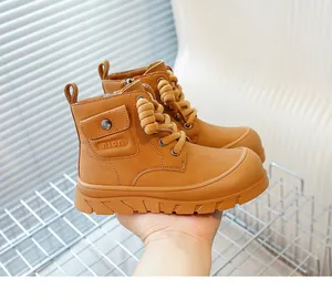Détail de bottines enfant en cuir jaune avec poche latérale et semelle antidérapante