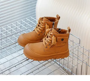 Détail de bottines jaunes pour enfants avec poche latérale et semelle en caoutchouc antidérapante