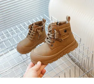 Vue détaillée de bottines marron pour enfants en cuir avec poche latérale et fermeture
