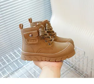 Détail de bottines pour enfants en cuir grainé marron avec petite poche décorative