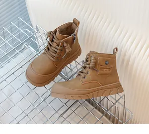 Détail de bottines marron pour enfants avec poche latérale et semelle en caoutchouc épais