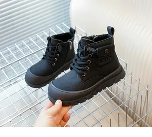 Détail de bottines noires pour enfants avec poche latérale, zip et semelle antidérapante