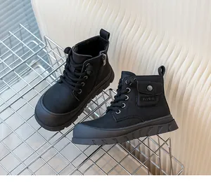 Détail de bottines noires pour enfants avec poche latérale et semelle en caoutchouc