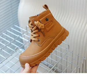 Détail de bottines pour enfants en cuir grainé avec petite poche décorative latérale
