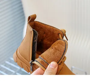 Détail de la doublure en peluche brune et fermeture éclair latérale de bottines enfant