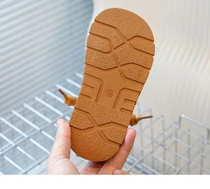 Détail de la semelle en caoutchouc marron antidérapante avec marquage de taille 28