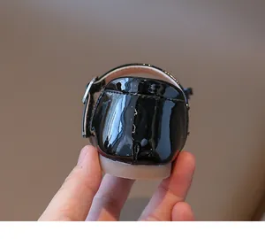 Detalle de zapato de charol negro para niña con costuras en el talón y suela de goma
