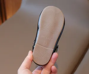 Detalle de suela de goma antideslizante flexible con marca de talla 24 para niños