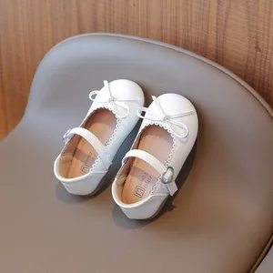 Zapatos Mary Jane blancos para niñas con lazo decorativo y detalle de hebilla de corazón