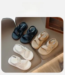 Tre paia di sandali da spiaggia antiscivolo per bambini nei colori nero, beige e bianco