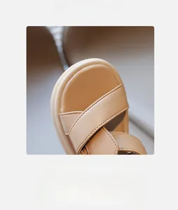 Dettaglio della punta tonda spaziosa e texture in pelle premium di sandali bimbi