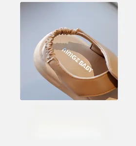 Dettaglio dei sandali in pelle kaki per bambini con tallone elastico e suola interna