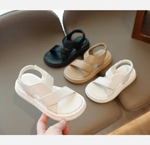 Dettaglio ravvicinato di sandali estivi per bambini con cinturini incrociati ed elastico