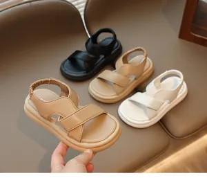 Dettaglio dei sandali da spiaggia per bambini con suola morbida e cinturini incrociati elastici