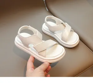 Dettaglio di sandali bianchi per bambini con cinturini elastici e suole morbide