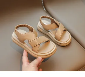 Dettaglio di sandali per bambini con suole morbide e cinturino elastico sul tallone