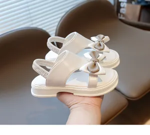 Detailansicht weißer Mädchensandalen mit Doppelschleife und elastischem Fersenband