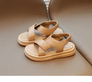 Dettaglio dei sandali per bambini kaki con cinturini incrociati ed elastico posteriore