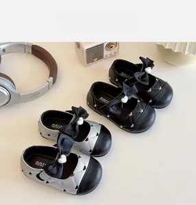 Vue de dessus des chaussures Mary Jane avec motif cœur matelassé et nœud perlé