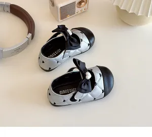 Vue de dessus de Mary Janes argentées pour filles avec nœud noir et matelassage cœur
