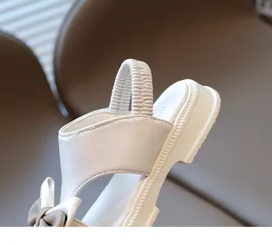 Detailansicht beige Mädchensandalen mit strukturiertem Gummiband und Schleife