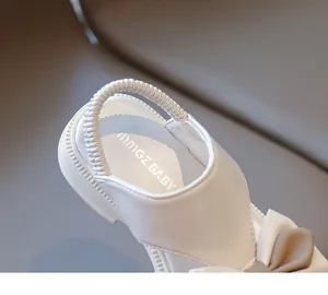 Details von Baby-Mädchen Sandalen mit elastischem Fersenriemen und Schleife