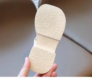 Detailansicht der weißen rutschfesten Gummisohle mit Größe 28 für Mädchen Sandalen
