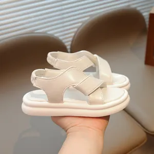 Sandali bianchi per bambini con suole morbide spesse e design a cinghie incrociate in pelle