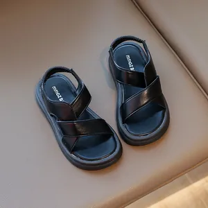 Sandali neri in pelle per bambini con cinturini incrociati e suole spesse gommate