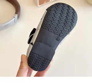 Détail de la semelle antidérapante en caoutchouc à motifs de vagues pour bébés