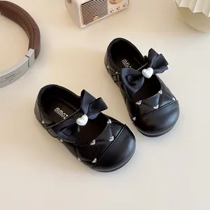 Chaussures Mary Jane noires matelassées pour bébés avec broderie cœur et nœud