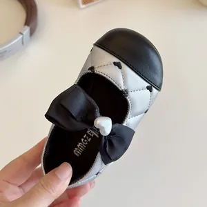 Chaussures Mary Jane argentées pour bébés filles avec nœud noir et perle cœur