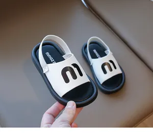 Detail of children's letter logo sandals with elastic heel strap and non-slip sole
