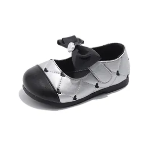 Chaussures Mary Jane argentées pour filles avec nœud noir et broderie cœur sur fond blanc