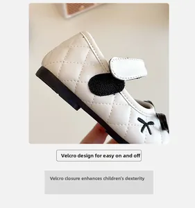 Dettaglio delle scarpe Mary Jane beige da bambina con motivo trapuntato e cinturino velcro