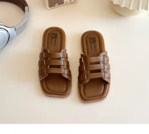 Détail de sandales tressées marron pour filles sur un fond de style de vie