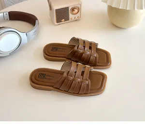Détail des sandales en cuir marron tressé avec bout carré élégant pour filles