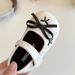 Scarpe Mary Jane bianche da bambina con fiocco nero e morbida pelle trapuntata