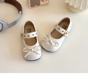 Detailansicht beige Mary Jane Schuhe für Mädchen mit Schleife und goldener Schnalle