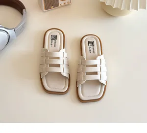 Détail des sandales tressées pour filles avec semelles antidérapantes et logo gravé