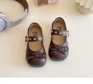 Detail von dunkelbraunen Mary-Jane-Schuhen für Mädchen mit Schleife und Schnallenriemen