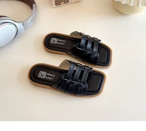 Détails de sandales noires tressées en similicuir pour filles avec design à trois brides