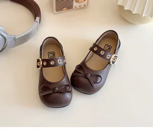 Detaillierte Draufsicht brauner Mary Jane Schuhe für Mädchen mit Schleife und Schnalle