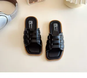 Détail des sandales tressées noires pour filles avec semelles antidérapantes durables