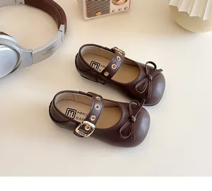 Detailansicht der dunkelbraunen Mary-Jane-Schuhe mit Schleife und Metallschnalle