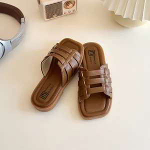 Sandales tressées marron pour filles avec bout carré, style chic pour l'été