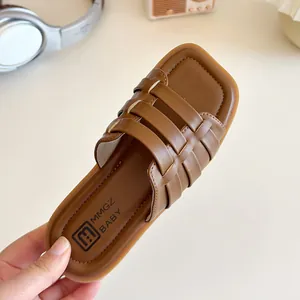 Sandales marron tressées pour filles avec bout carré et style élégant pour l'été